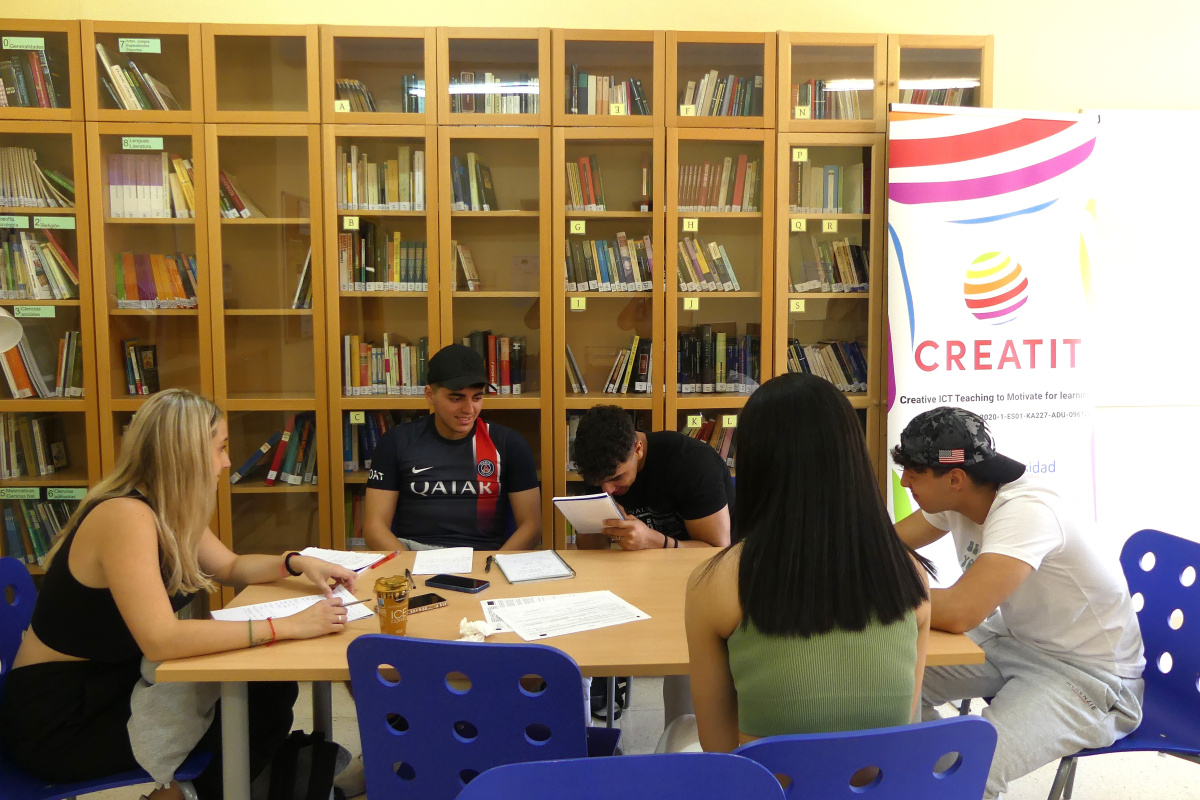 Estudiantes del CEA Infante que participan en el proyecto CREATIC, en una imagen de archivo
